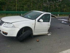 非国产车撞车视频真实,非国产车高速碰撞现场，行车安全警钟长鸣